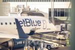 Pasajeros de JetBlue bloquean puerta de embarque enojados por retraso de vuelo