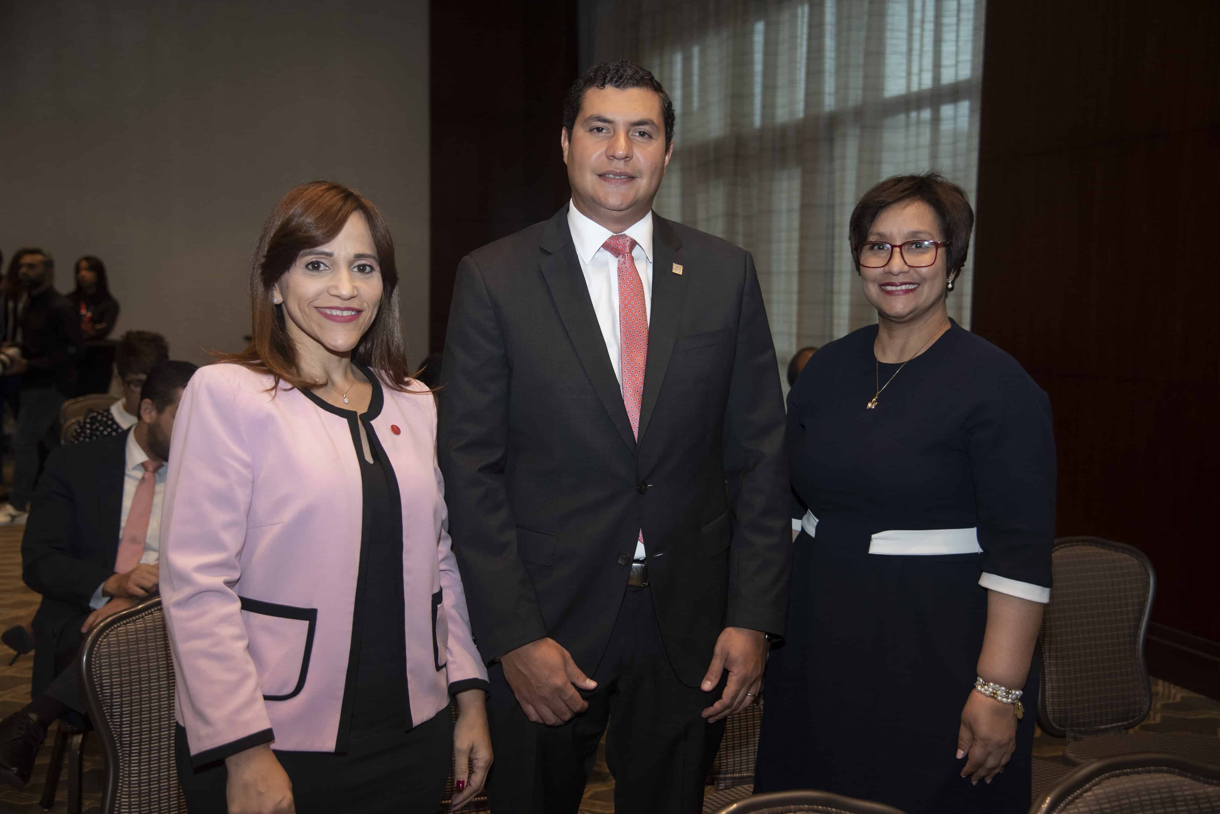 Tammy Vásquez, Elvis Pichardo y Clara Susan.