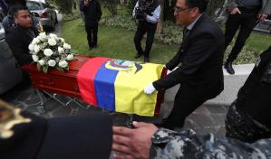 El féretro del candidato ecuatoriano Fernando Villavicencio parte hacia el cementerio