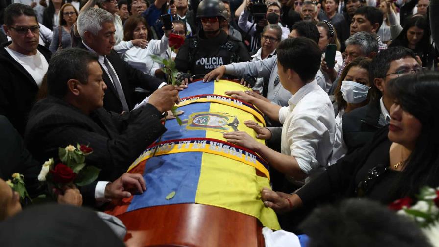 Decenas de ecuatorianos acuden a dar el último adiós al asesinado candidato Villavicencio