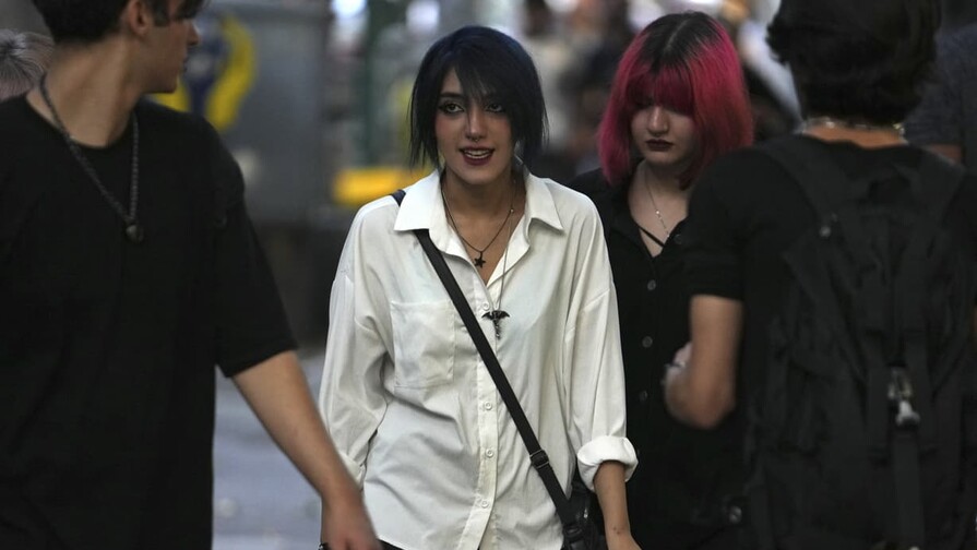 El velo cae poco a poco en Irán, pero las restricciones persisten