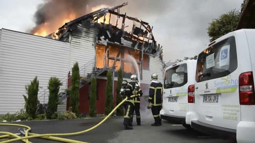 Francia investiga incendio que mató a 11 personas en casa para adultos mayores