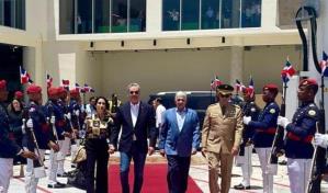 Presidente Abinader parte hacia Nueva York acompañado por Eduardo Estrella