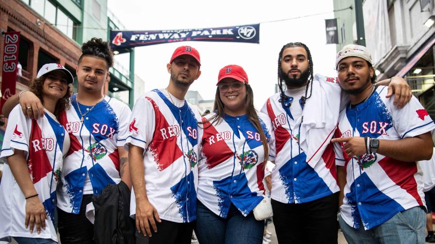Los Medias Rojas celebran a los dominicanos en Boston antes de su partido con los Reales