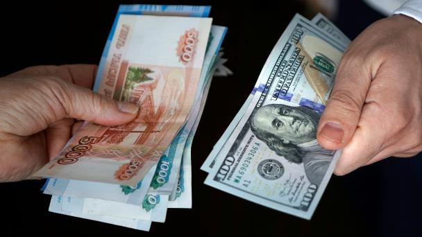 La moneda rusa se acerca a la barrera psicológica de los 100 rublos por dólar