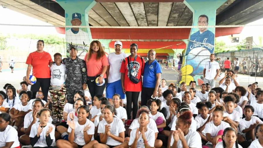 Reinas del Caribe dan clínica voleibol en apoyo al programa De Vuelta al Barrio 