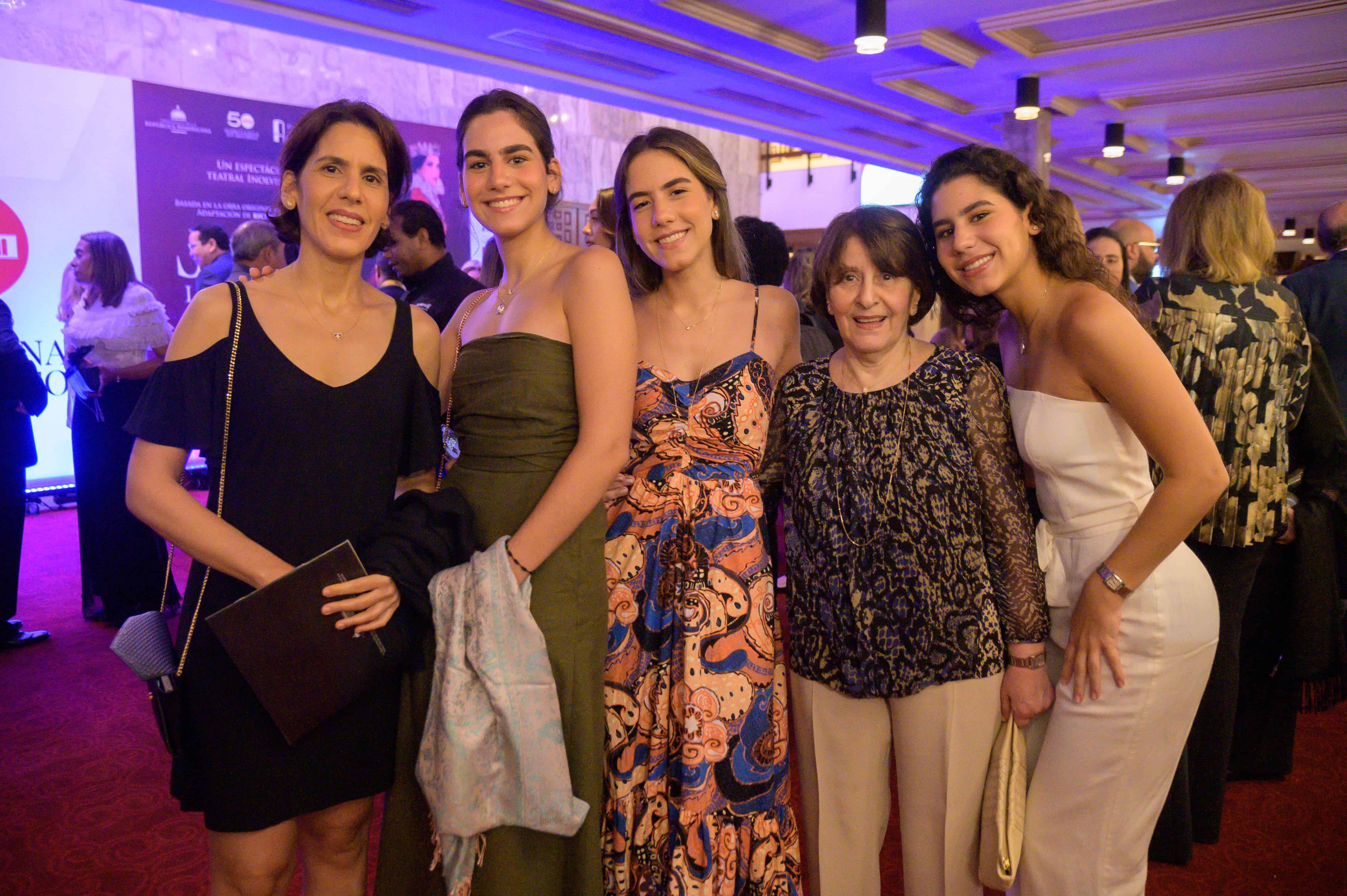 Mónika de Báez, Adriana Báez, Sophia Báez, Siham Mafoud y Mariana Báez