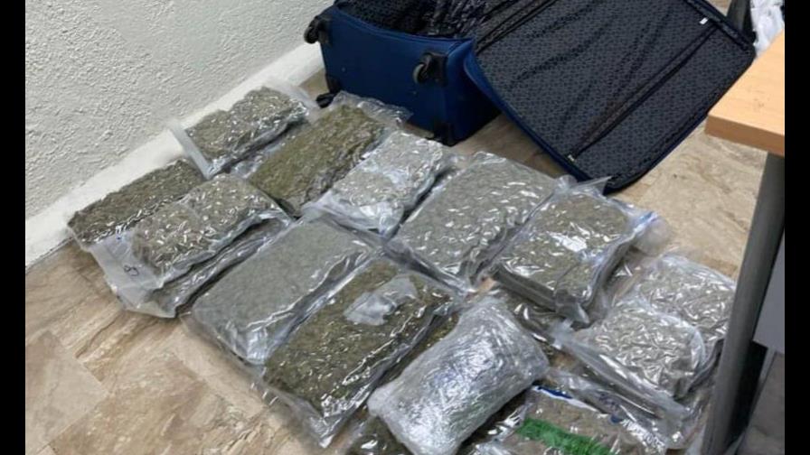 Mujer abandona maleta con 27 paquetes de marihuana en aeropuerto de Punta Cana