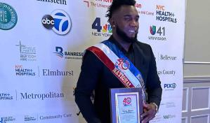 Boxeador Carlos  Caballo Bronco Adames es reconocido en el marco del desfile de Nueva York