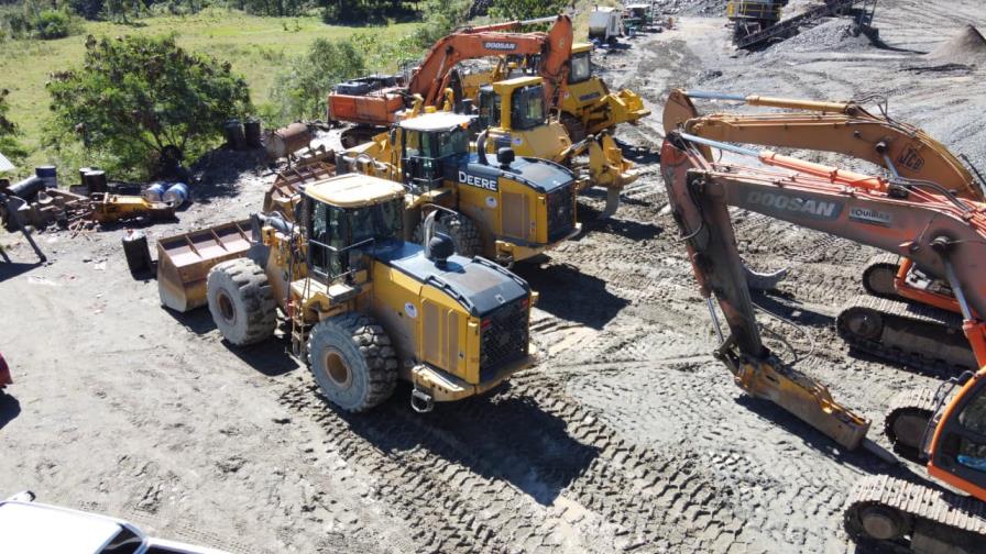 Allanan minas que operaban de manera irregular en La Vega; arrestan cuatro personas