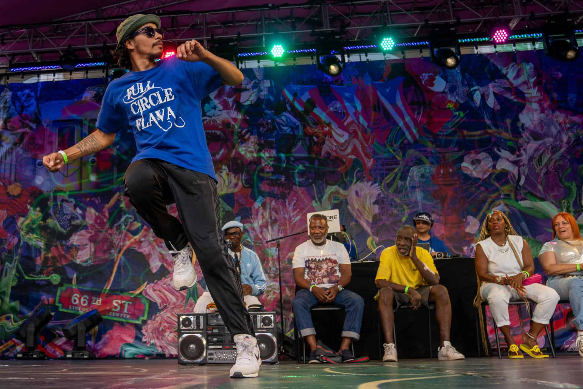 n joven participa en una competencia de baile durante el Summer for the City Hip-Hop Week, el 9 de agosto de 2023, en el Lincoln Center, con motivo a los 50 años del Hip-Hop, en Nueva York (EE.UU.).