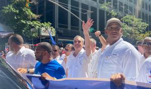 Abinader desfila en Nueva York junto a miles de dominicanos