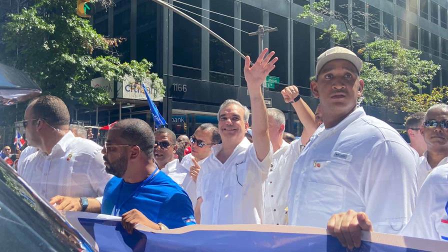 Abinader desfila en Nueva York junto a miles de dominicanos