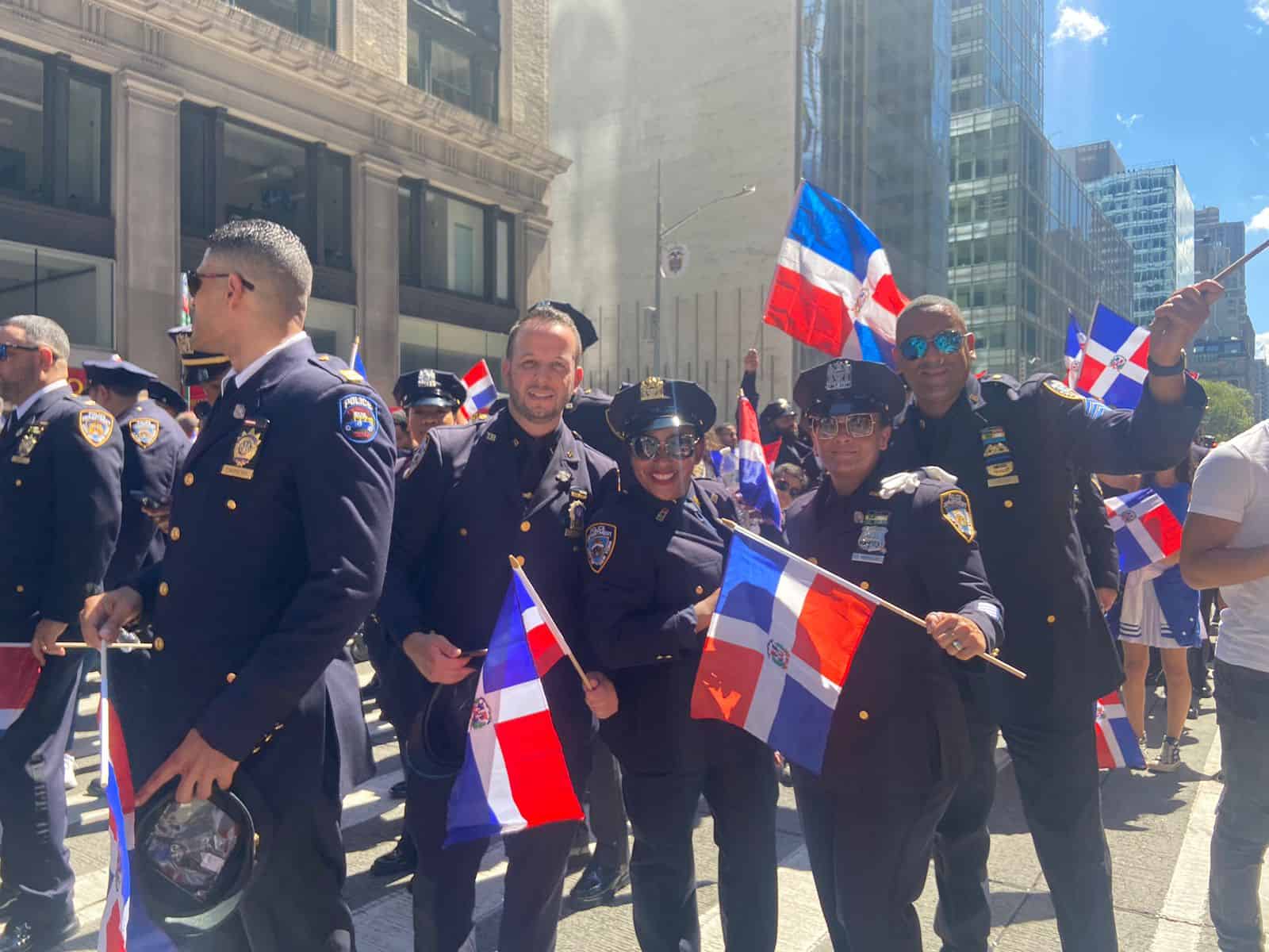 Los dominicanos desafiaron las altas temperaturas con sus banderas tricolor en mano.