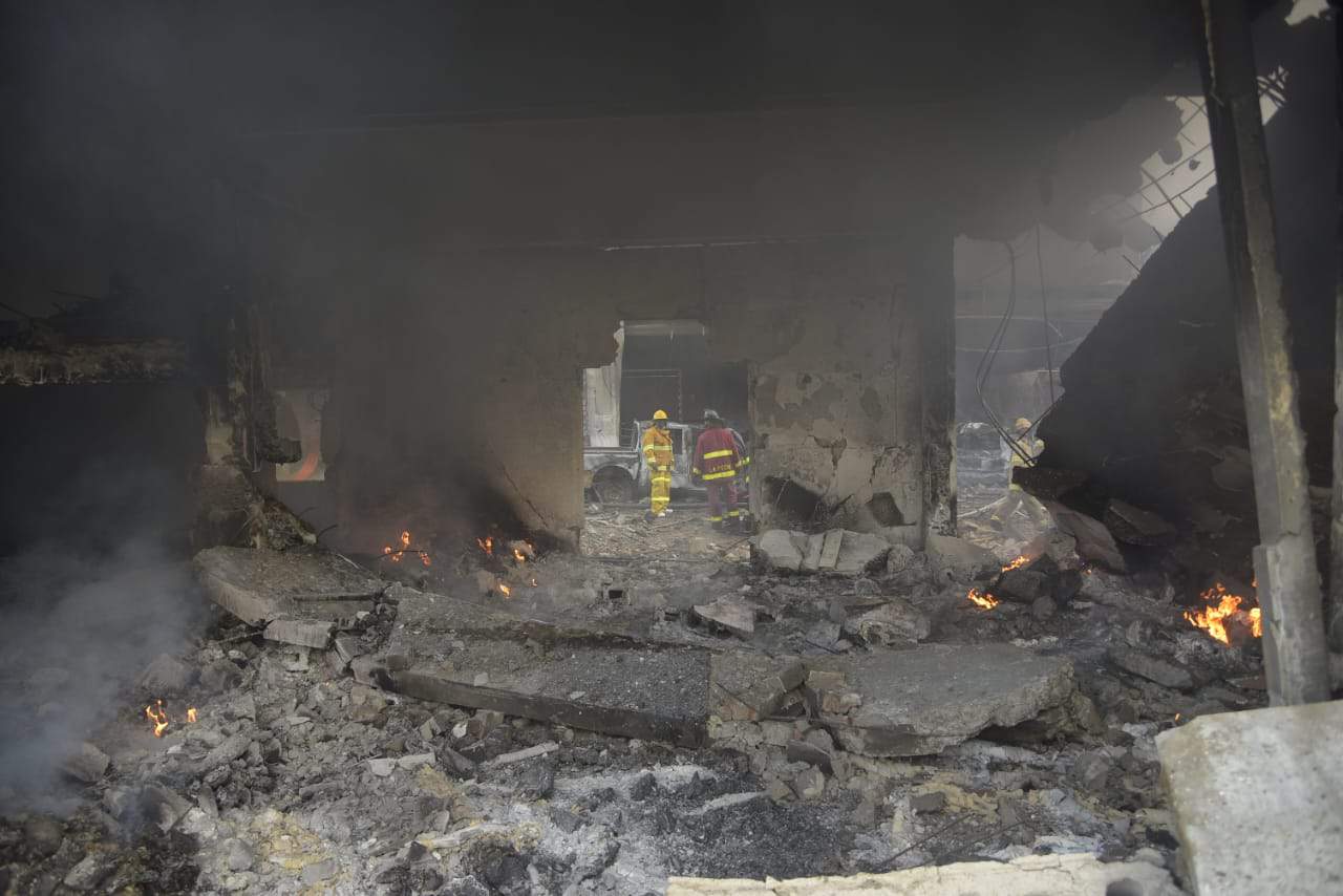 Los bomberos aún luchan para sofocar las llamas. 