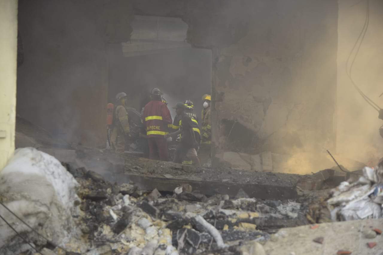 Varias unidades de cuerpos de bomberos trabajan para sofocar las llamas en San Critóbal.