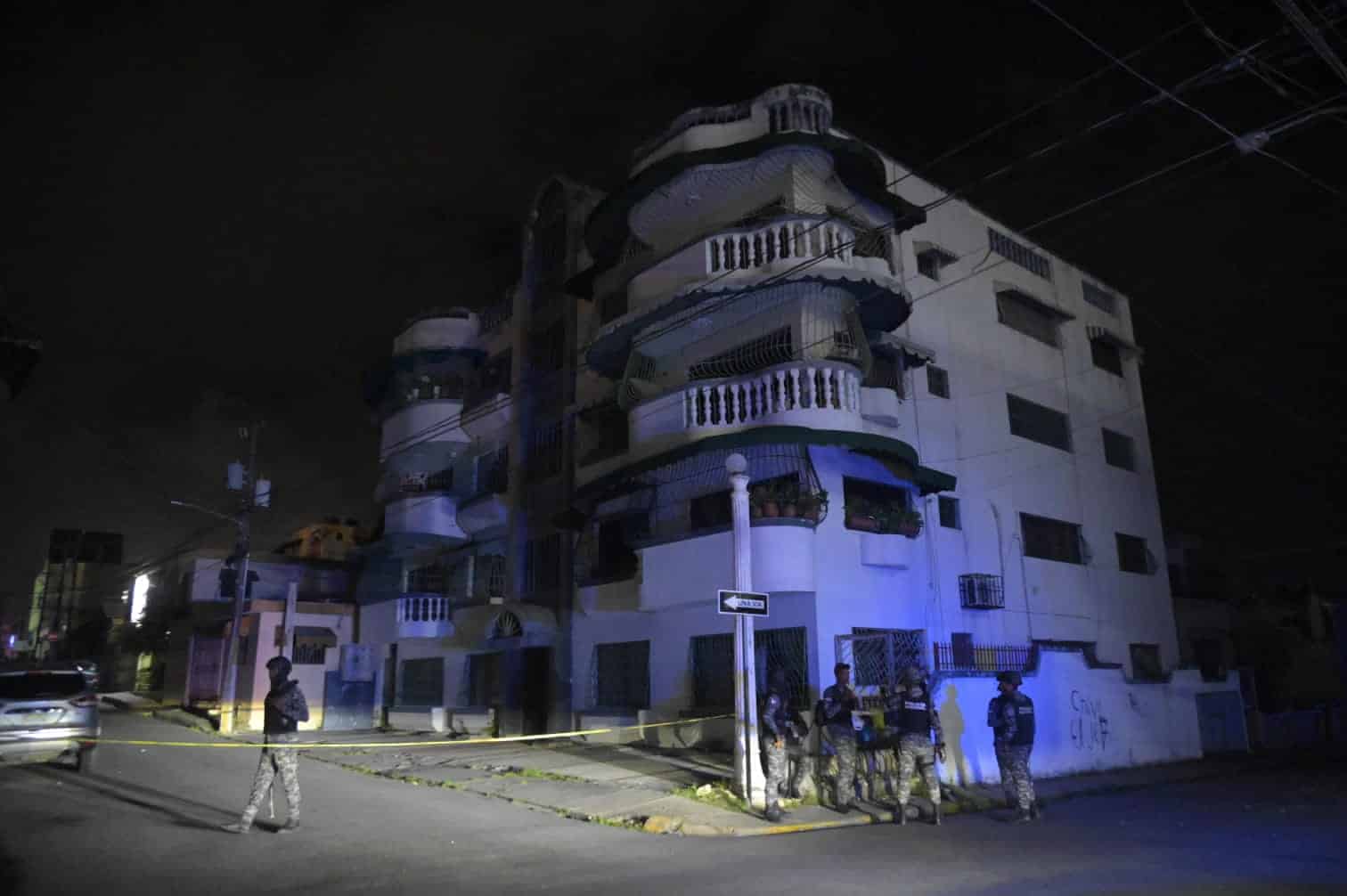 Militares fueron apostados en la zona próxima a la explosión para evitar la entrada de personas. 