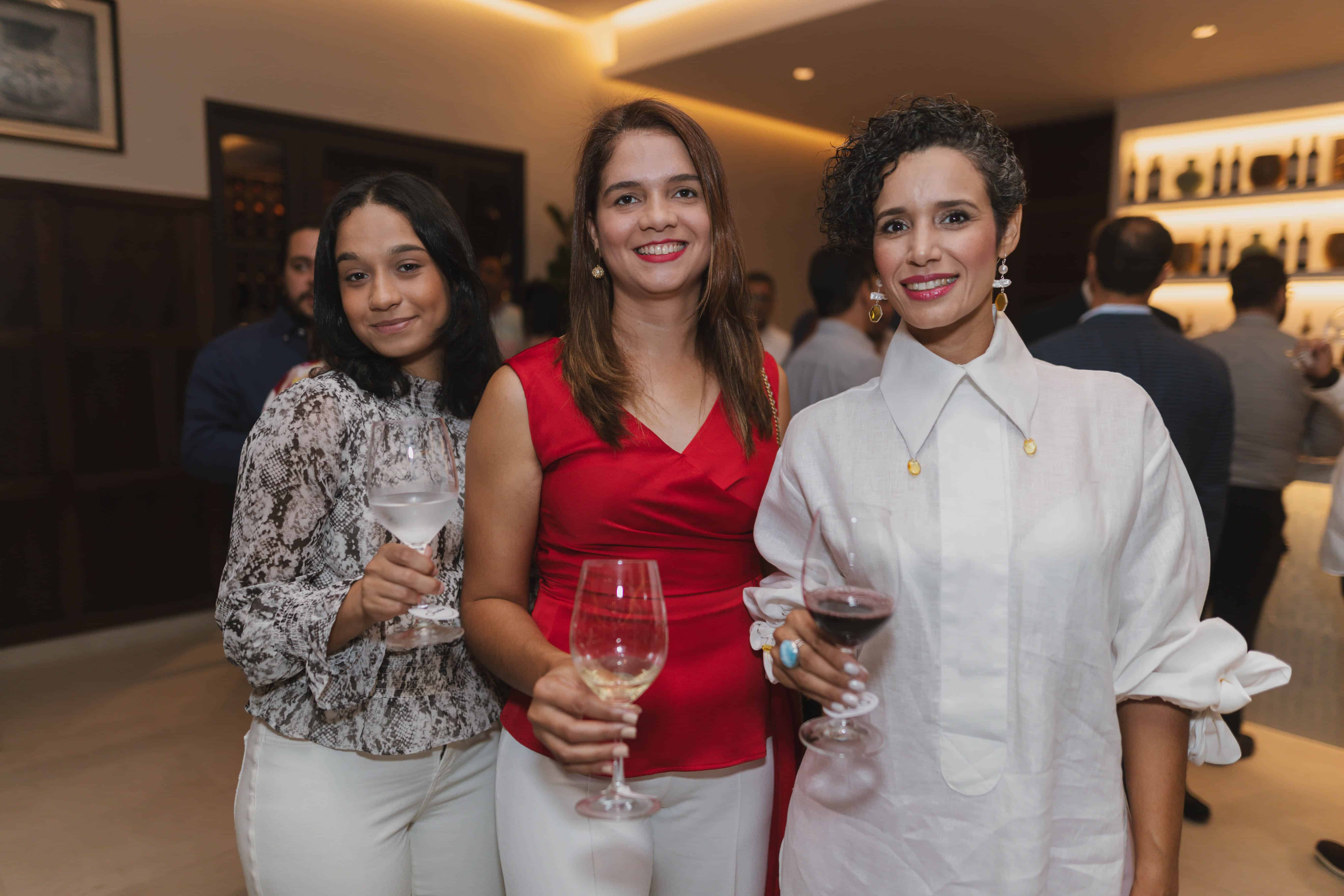 Carleny Reynoso, Karla Espinal y Nazaret de Ramírez.