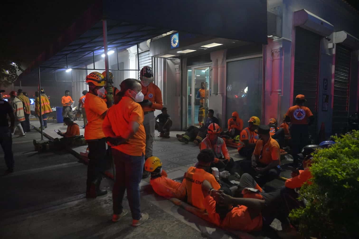 Miembros de la Defensa Civil hacen toman un descanso.