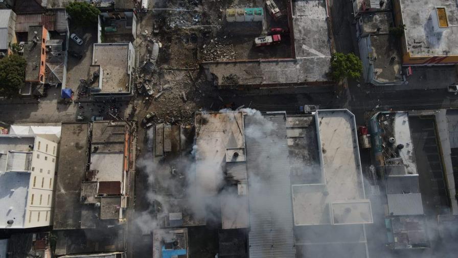 Bomberos buscan bajo los escombros más víctimas de la explosión en San Cristóbal