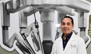 Dr. Pablo Mateo es certificado como cirujano de consola robótica