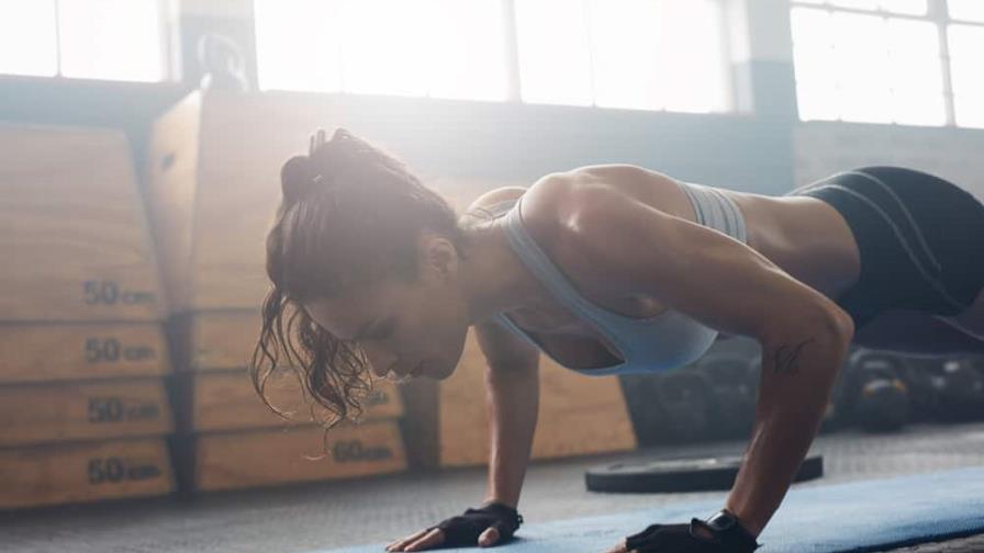 Ejercicios para que puedas tonificar brazos y espalda en casa