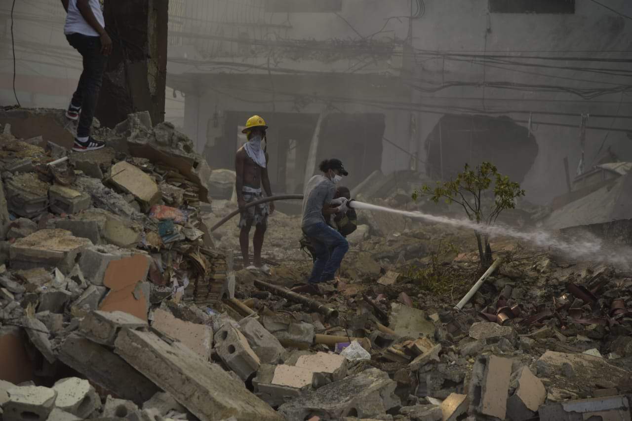 Ciudadanos acompañaron la labor de los cuerpos de bomberos en la extinción del incendio.