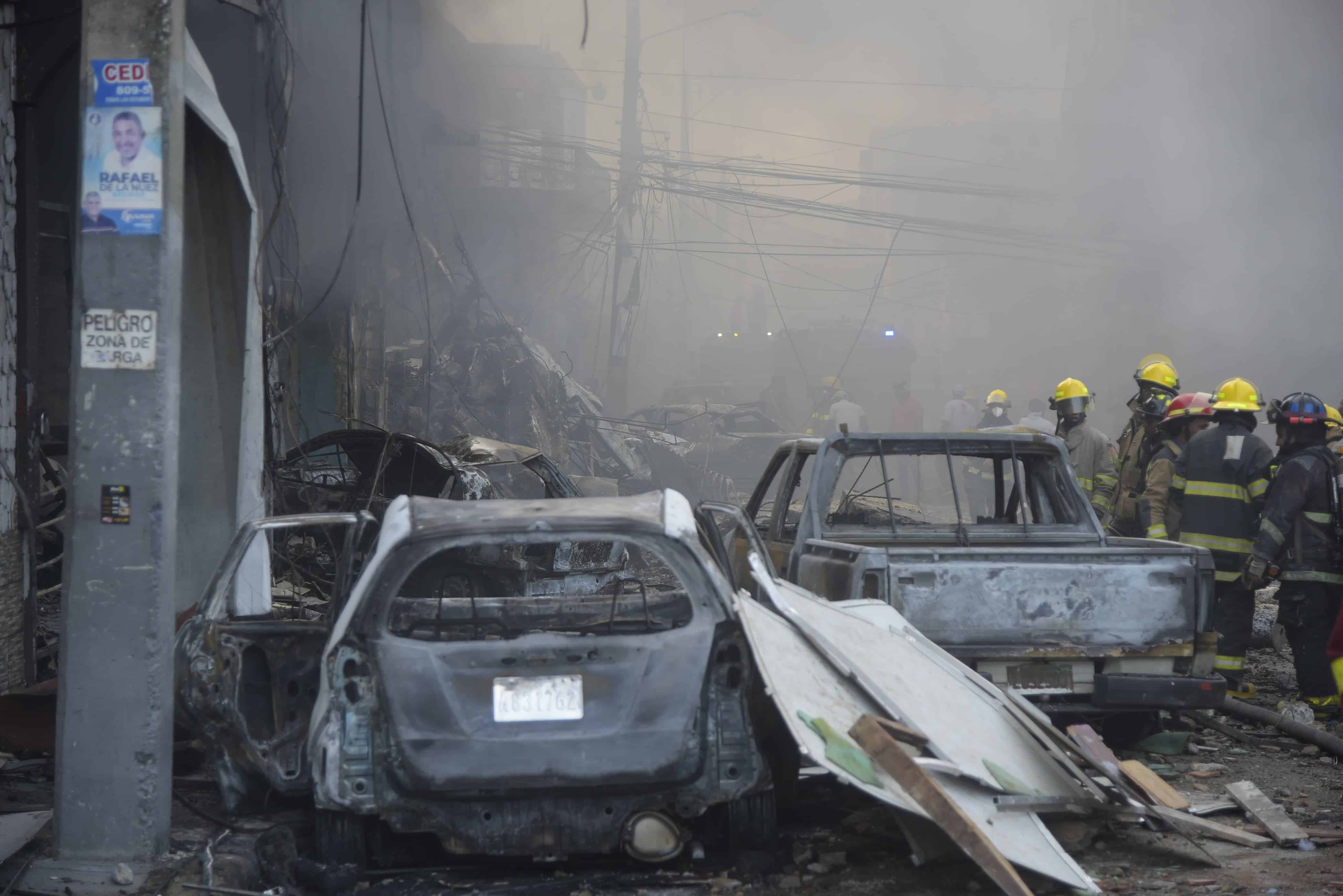 El fuego tras la explosión consumió vehículos y establecimientos comerciales aledaños.