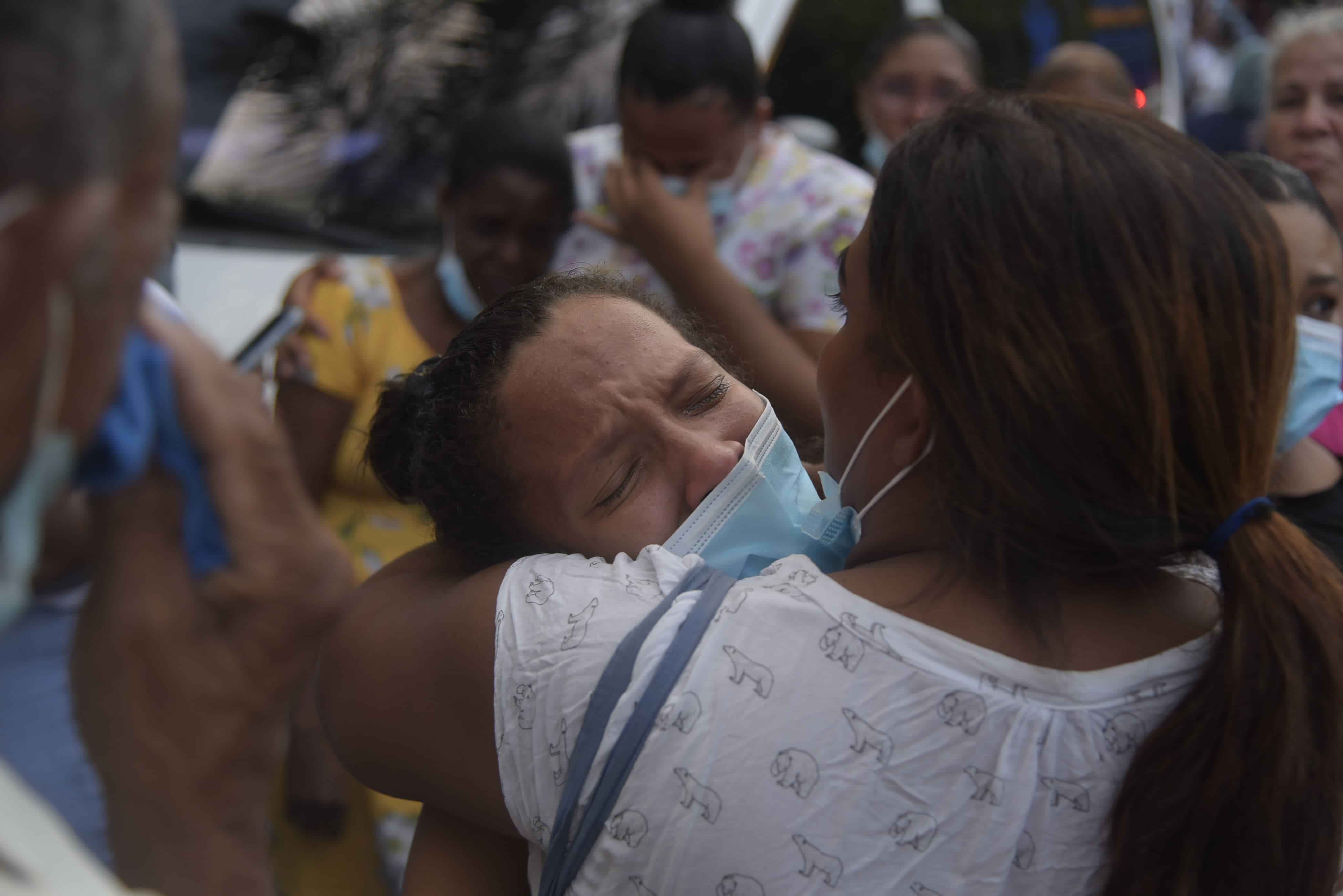 Muestras de dolor y desesperación en el Hospital Juan Pablo Pina a medida que llegaron los heridos tras la fuerte explosión.