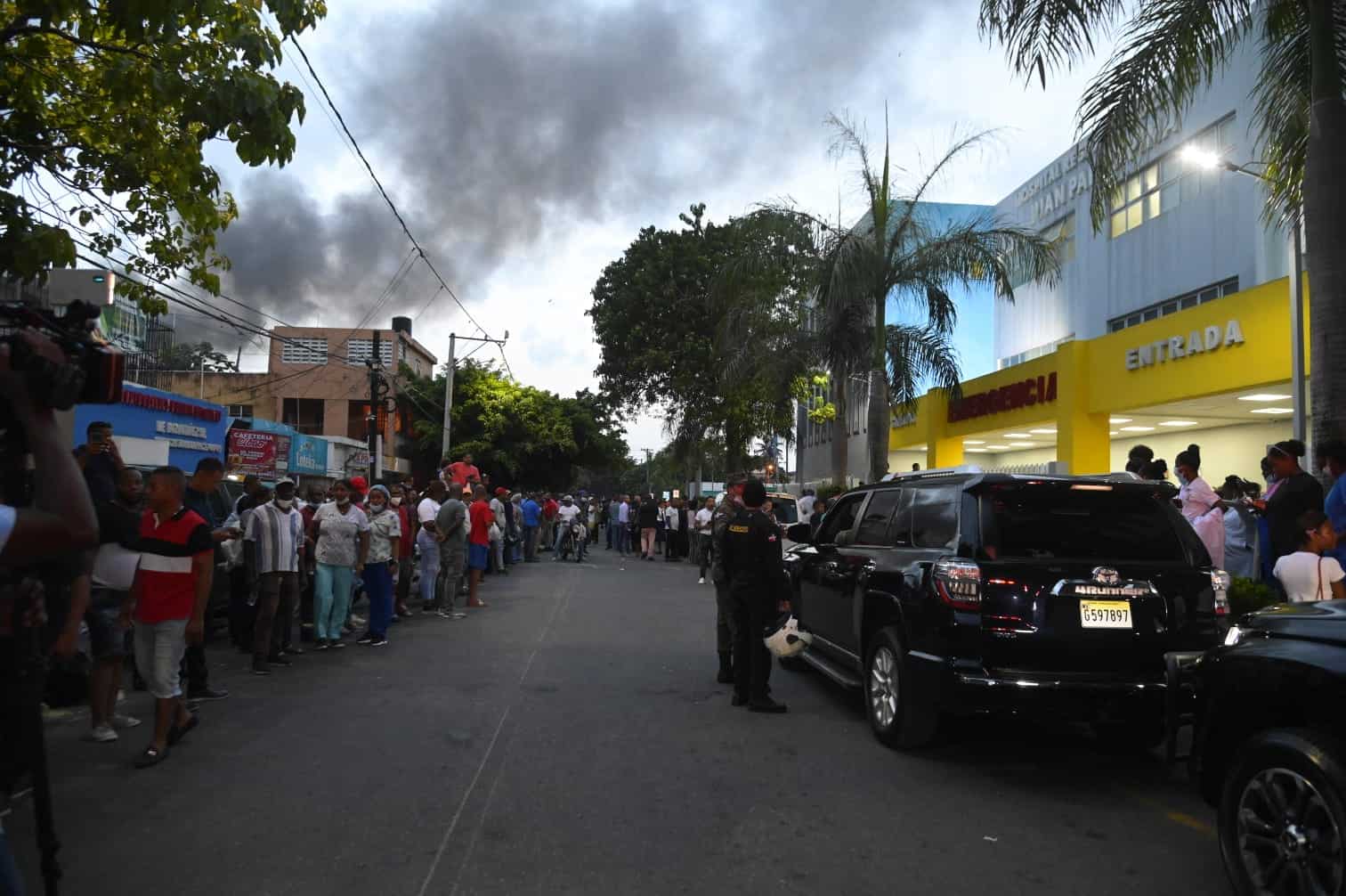 Decenas de personas se acercaron al Hospital Juan Pablo Pina para tener información de sus familiares.