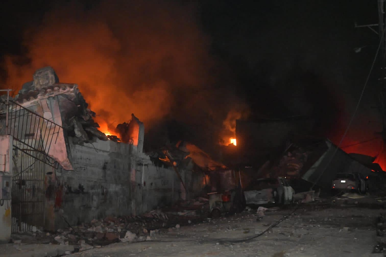 Entrada la noche los bomberos continuaban el combate de las llamas tras la explosión que sacudió San Cristóbal.