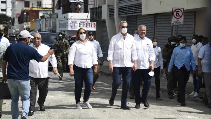 Abinader visita la zona de desastre por explosión en San Cristóbal