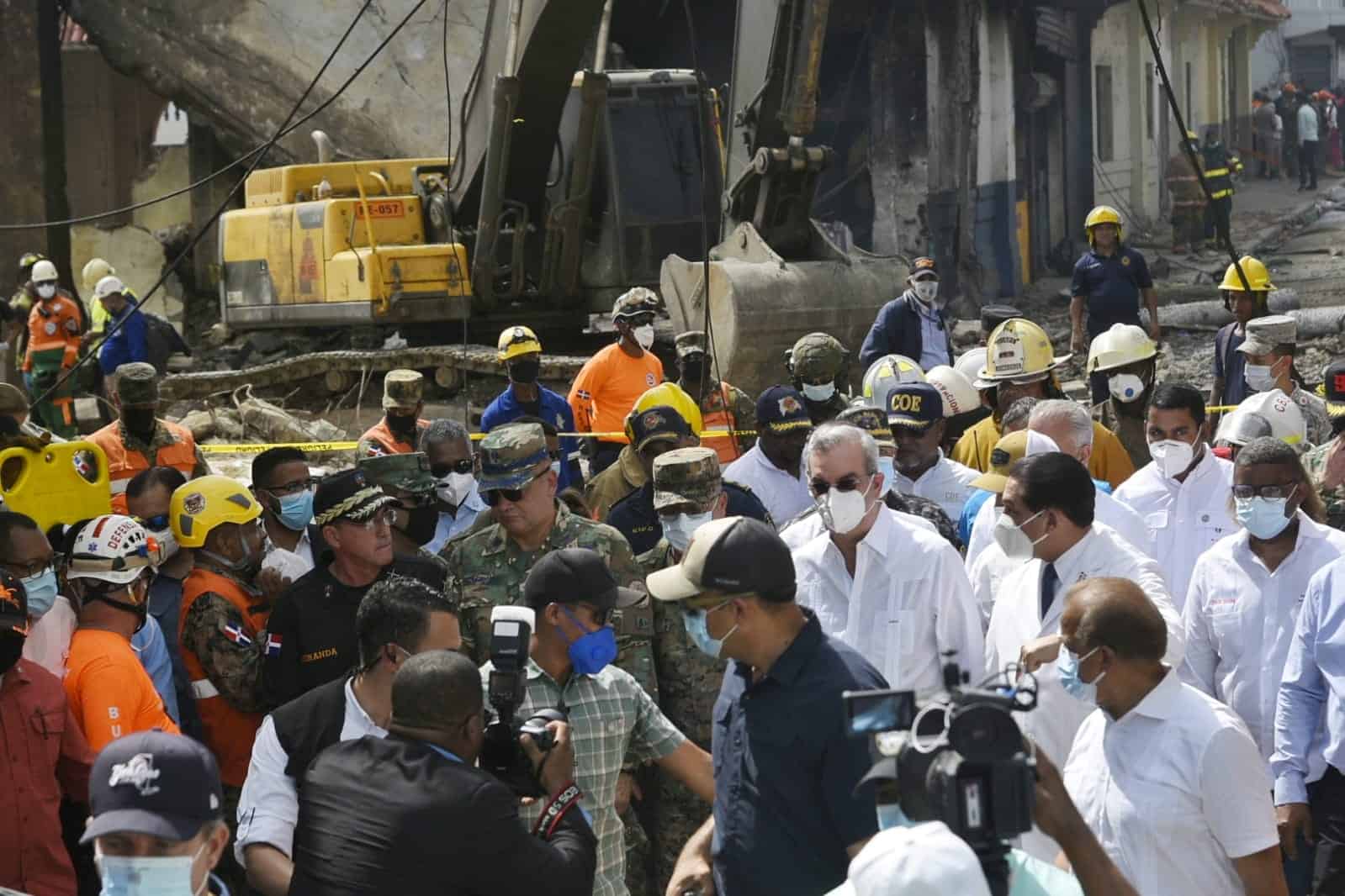 El presidente Luis Abinader visitó la zona afectada por la explosión que sacudió San Cristóbal y prometió enfocar el trabajo de las dependencias de su gobierno a solucionar la crisis que envuelve a la ciudad.