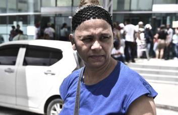 Familias llegan desesperadas al Ney Arias en busca de desaparecidos tras la explosión en San Cristóbal