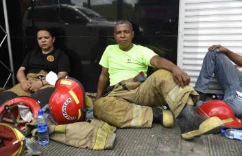 Bomberos llevan más de 20 horas de labor continúa en explosión de San Cristóbal