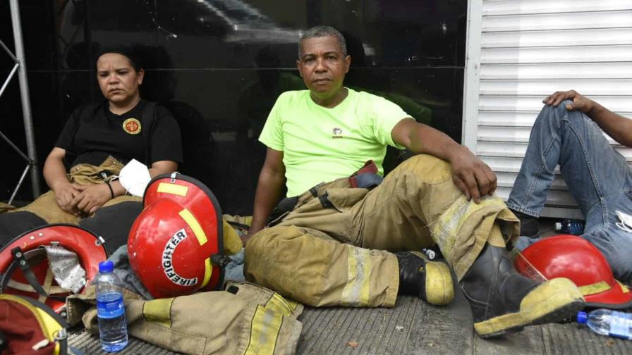 Bomberos llevan más de 20 horas de labor continúa en explosión de San Cristóbal