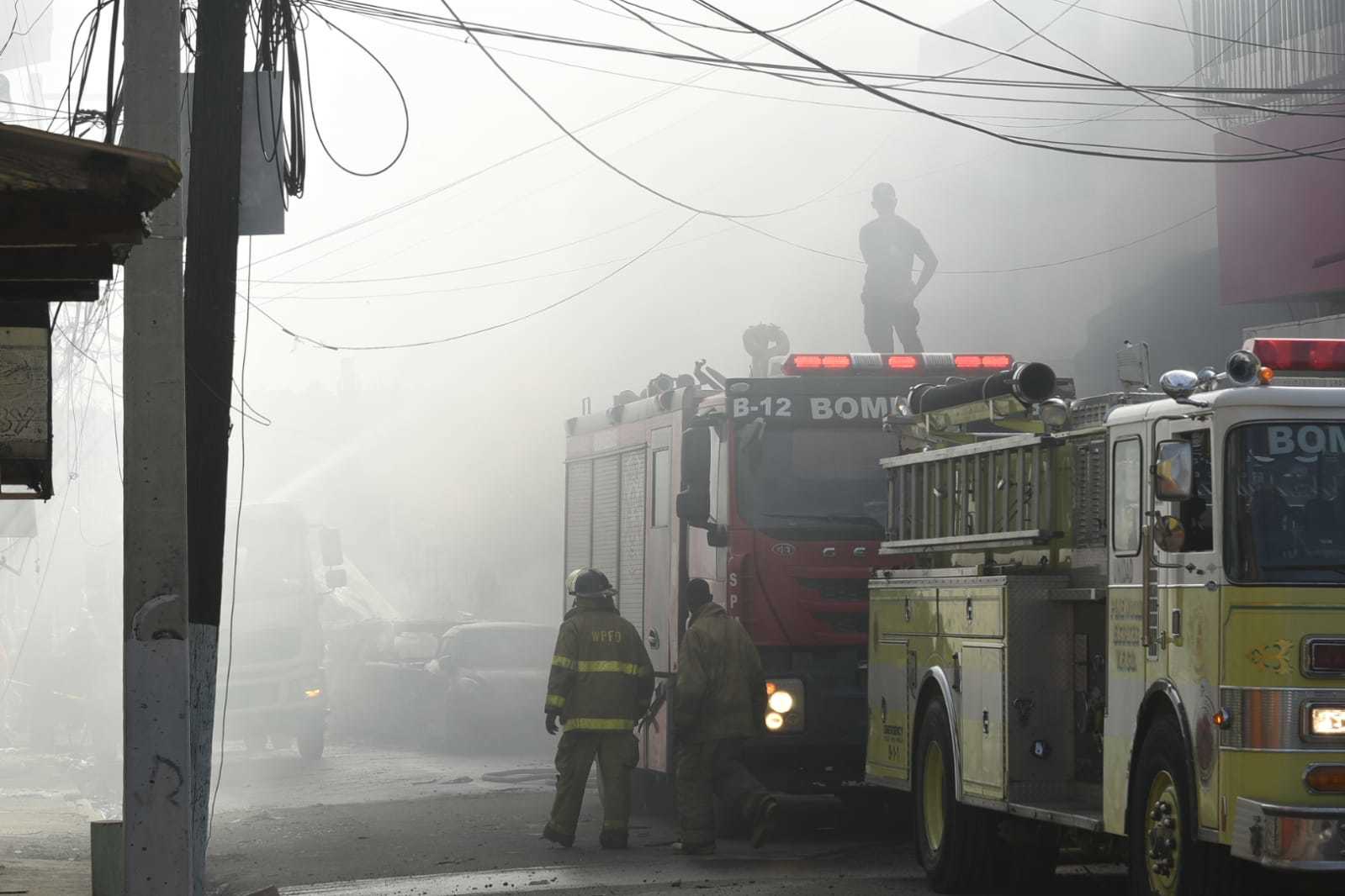 Bomberos trabajando. 