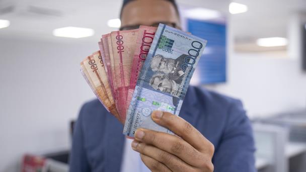 El índice del salario real aumentó 8.2 % a junio, mientras bajaron las cifras de empleos formales