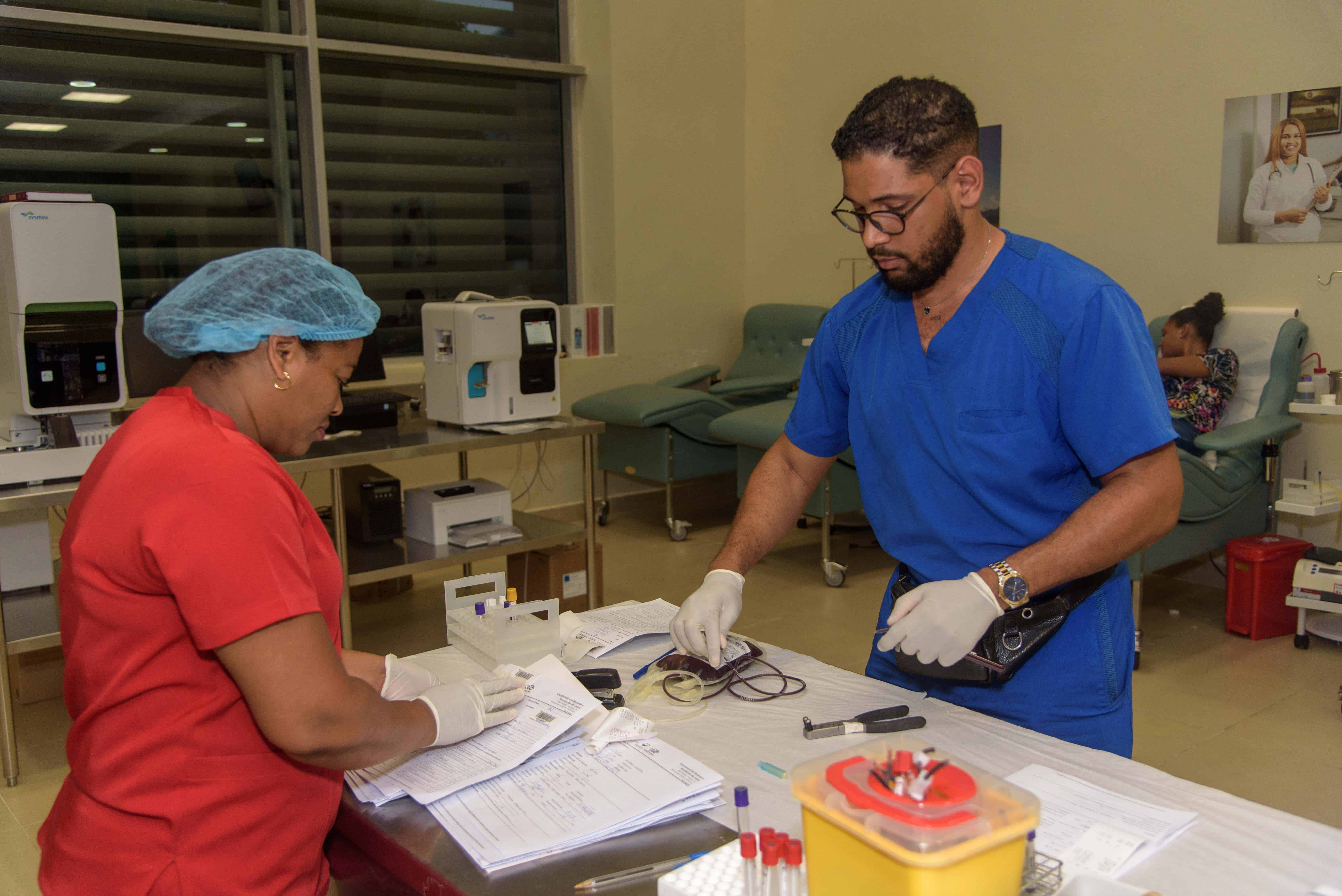 El equipo de Hemocentro Nacional mientras prepara una pinta de sangre.