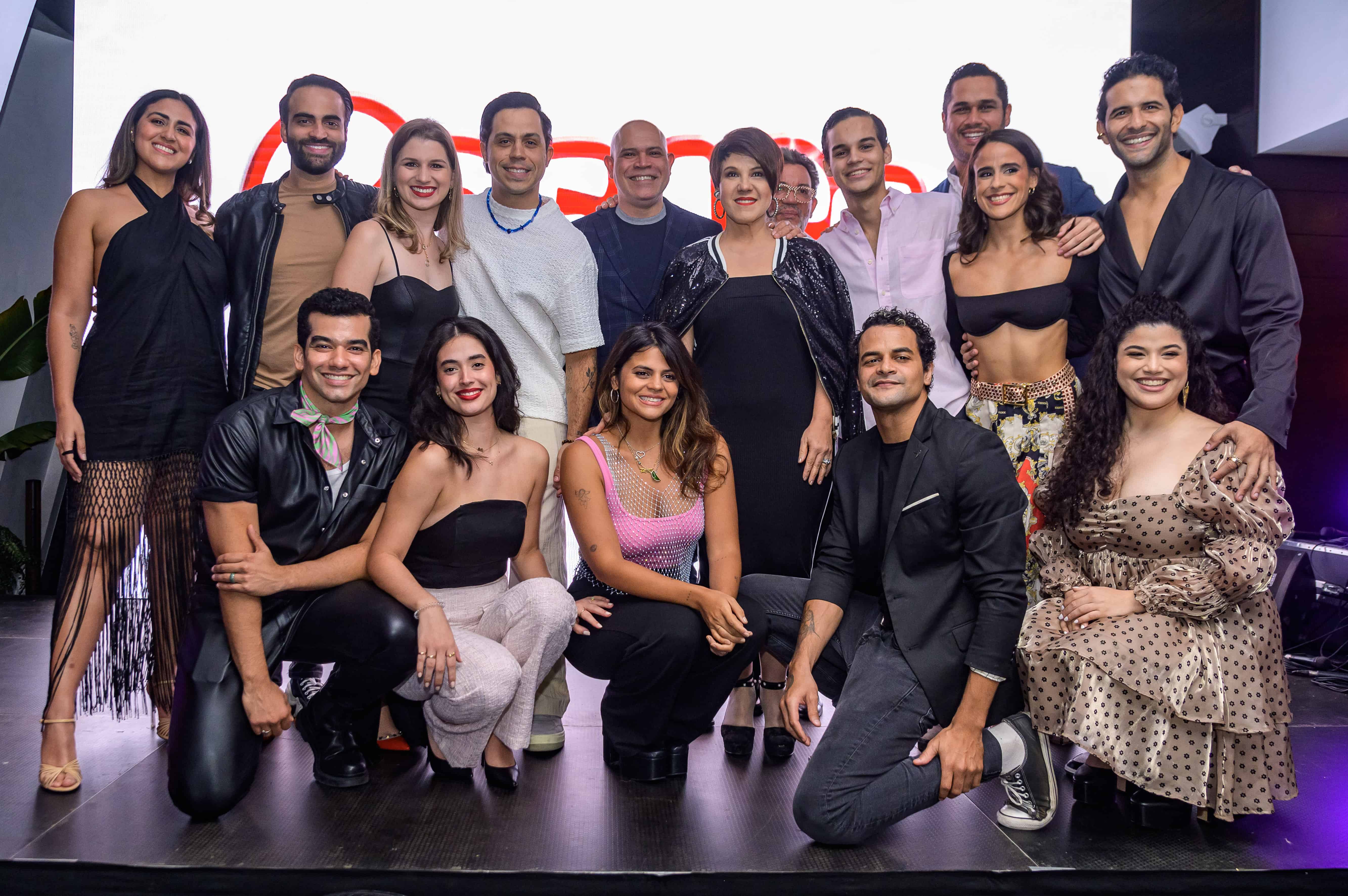 El elenco principal del musical Grease.