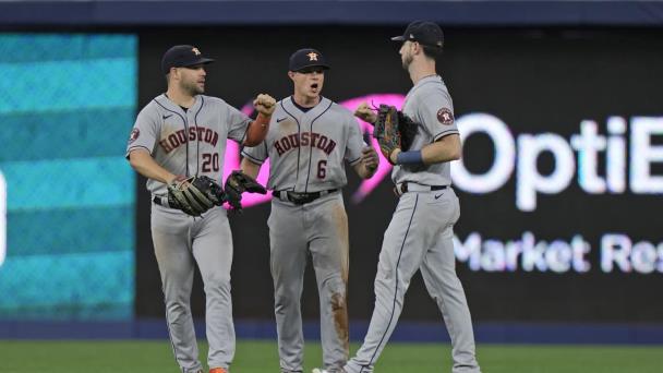 Tucker rompe el empate con jonrón; Astros remontan y superan a Marlins