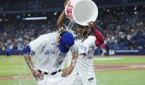 Biggio golpeado en la 8va rompe el empate y los Azulejos vencen a los Filis