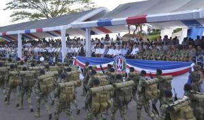 Abinader encabeza en Santiago el desfile militar y policial por aniversario 160 de la Restauración