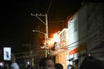 Fuego se intensifica en zona de explosión en San Cristóbal 