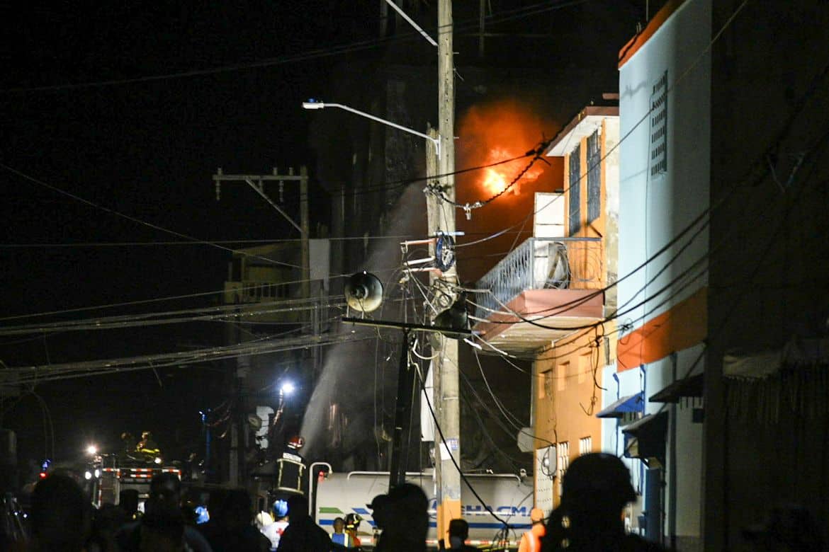 Fuego continúa la noche de este martes en la tienda Toledo, uno de los comercios afectados por la explosión en San Cristóbal.