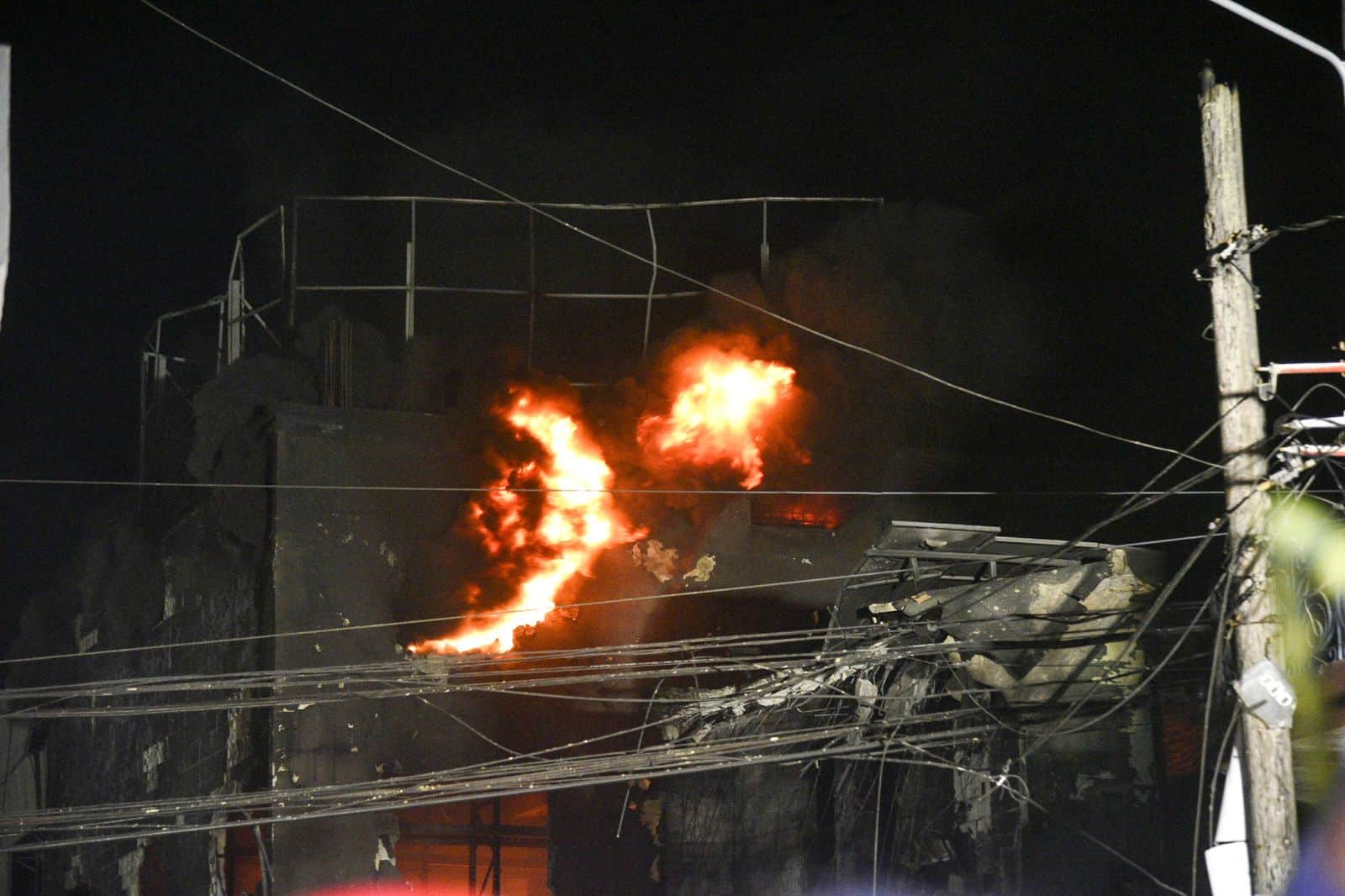 Bomberos tratan de controlar las llamas.