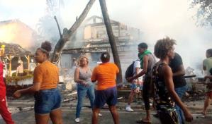 Se registra fuego en Plaza el Paseo en Las Terrenas; piden refuerzos de bomberos