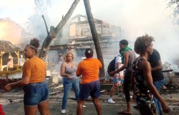 Se registra fuego en Plaza el Paseo en Las Terrenas; piden refuerzos de bomberos