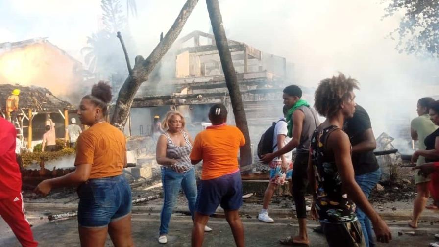 Se registra fuego en Plaza el Paseo en Las Terrenas; piden refuerzos de bomberos