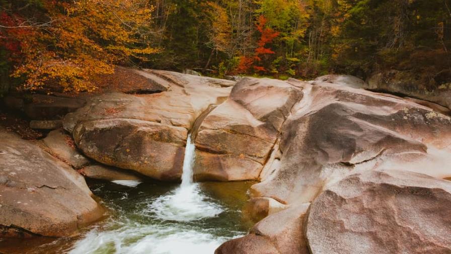 Una mujer se ahoga tratando de salvar a su hijo en una cascada en Estados Unidos